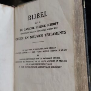 Monty Tiwa Instagram - Menemukan Alkitab Belanda dari pernikahan Opa dan Oma saya yg menikah di bulan November tahun 1939. (Horonius Seba dan Maria Charlotte Kansil).
Alkitab yg dicetak di Amsterdam thn 1935, sudah lebih tua usianya dari Republik Indonesia dan menjadi saksi bisu dari gerakan penginjilan Zending oleh pemerintahan Hindia Belanda di masa pra kemerdekaan.