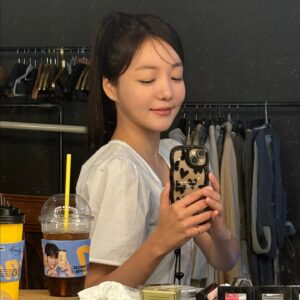 Moon Ji-in Instagram - 하핫♡
.
.
#하와이때그을린팔은돌아올줄모르공..