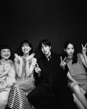 Moon Lee Instagram - 不小心想起去年夏天在高雄的日子
一起吃美味的食物，流很多汗，
為很小的事情煩惱，哭一哭然後忘掉

快樂很簡單
但純真的心很難
心裡有很多感激，因為能遇到你們
一起經歷了一回高中生活

沒機會體驗的青春
都在電影裡被滿足了^_−☆

夏日的檸檬草8/2全台上映
一起勇敢，一起說出「說不出口的愛」

@movie_lemongrass

🌿🍋💚 @chanelofficial