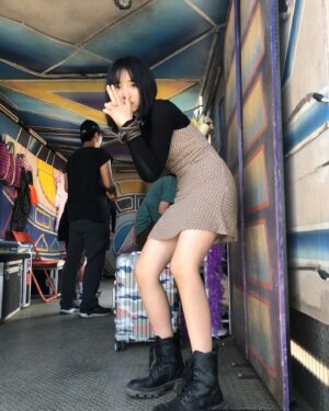 Moon Lee Instagram - 那是很奇怪的一段時間，現在回想起來用黑暗的開端形容它也不為過。

成為娜娜的過程裡我開始極端地厭惡自己，我討厭我的聲音、我的臉、我的思想，我和她一樣渴望摧毀現狀，那時候我們的存在徹底地客體化，好像有一股混濁的力量擠壓著我的腦袋，平地上豎起一道厚牆。

牆是我走向娜娜的通道，我幻想自己爬上這堵牆，搖搖晃晃地向她的牆走去。是很後來我才意識到，換一個方法，很多事情根本不需要門也不需要鑰匙，那是娜娜給我的祝福。

我已經從黑暗的狀態裡走出來，複雜的問題沿著牆繞了幾圈找到適合的降落點，跳進去擁抱核心，安安靜靜地和好了。

娜娜，很幸運可以遇見妳，遇見金勤、賴打、西施、阿弟仔，遇見雅之和塑膠花所有可愛的夥伴們。

妳是真的，真真實實地綻放著，我們可以很幸福同時也包容痛苦。

塑膠花🌷今晚大結局
我們Hami Video/ MOD 見！