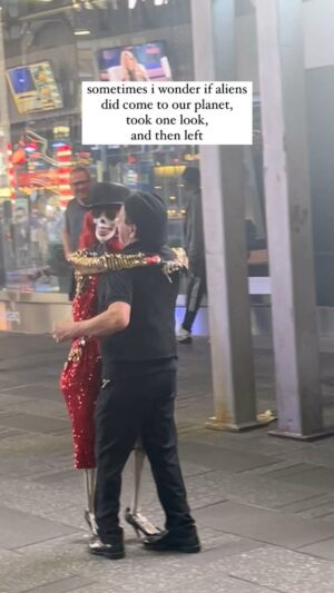 Morgxn Instagram - they came. they saw. they walked away 🤣
 👽👾🛸💀
.
.
.
.
.
.
.
.
.
.
.
.
.
#nyc #nycmeme #streetperformer #streetartist #dancing #wtf #relateable #alien #timessquare