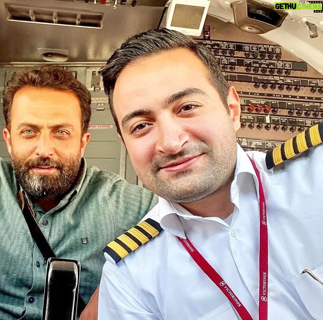 Mostafa Zamani - 8.1K Likes - 👨✈️
پیش به سوی 🛫 مشهد
#مصطفی_زمانی#مصطفی#بازیگر#بازیگران#هنر#هنرمند#هنرمندان#هنرمندان_ایرانی#ایرانی#هواپیما#اکسپلور#عکس#مشهد#پرواز#mostafazamani#mostafa#mustafa#actor#actors#art#artist#artists#famous#celebrity#star#fly#popular#instagram#airplane#explore