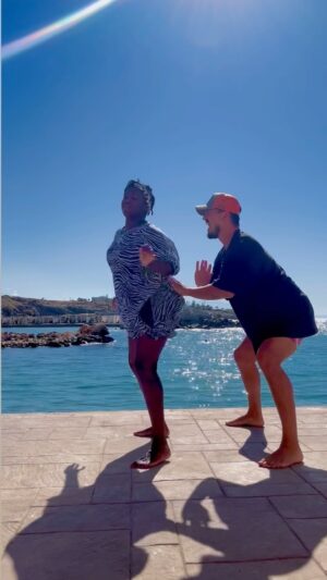 Motsi Mabuse Instagram - Happy weekend 🔥☀️ look at those smiles 😬😬😬😬😬 tell  your feet are burning without telling me your feet are burning 🤣🤣🤣real! 👣🤣 We couldn’t stop laughing as we danced our way across the scorching floor ! It was fun until we burned 😂😂😂👣👣👣. I literally walked away 👣😂🌊#weekend #SummerVibes #TooHotToHandle #BeachBloopers #SunburnedSoles #HeatwaveHumor #LaughterTherapy #Summer2024