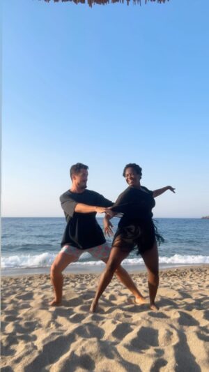 Motsi Mabuse Instagram - Join us as we kick off an exciting new season at our dance school! Embrace your passion for dance with countless opportunities to learn, grow, and have fun. Let’s make this season unforgettable together! #DanceSchool #NewSeason #PassionForDance #JoinTheFun #DanceLife“

„Begleiten Sie uns zum Auftakt einer aufregenden neuen Saison in unserer Tanzschule! Erleben Sie Ihre Leidenschaft für Tanz mit unzähligen Möglichkeiten zum Lernen, Wachsen und Spaß haben. Lassen Sie uns diese Saison unvergesslich machen! #Tanzschule #NeueSaison #LeidenschaftFürTanz #MachMit #TanzLeben