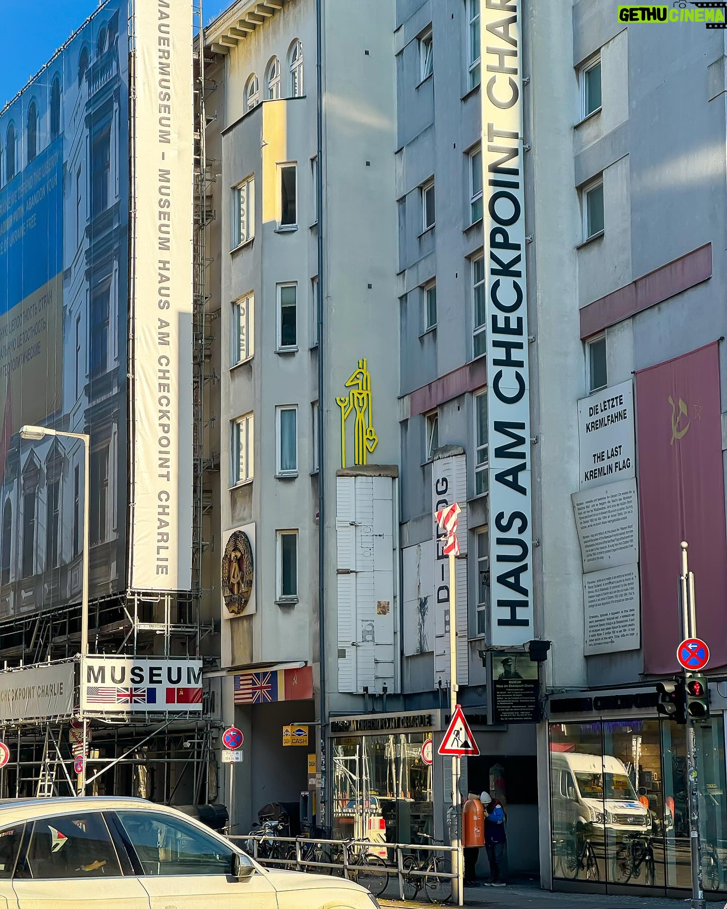 Mr. Paradox Paradise - 6K Likes - Installation/checkpoint Charlie
Destroyed/removed.
—————————————————