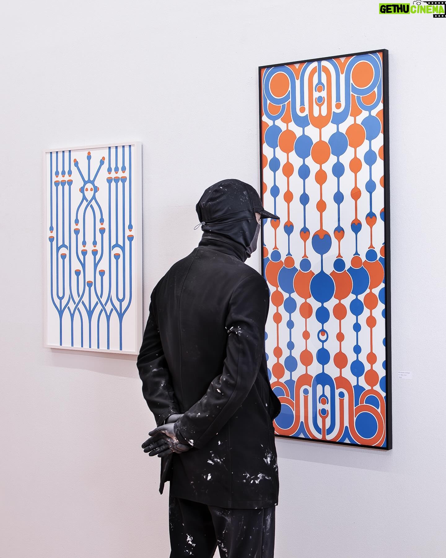 Mr. Paradox Paradise - 5.7K Likes - „Ornaments „
Visit -15.3-21.42024
Complex abstract forms
In an magnet frame
Acryl glass layers and sculptures.
————————————
@galerie.grolman /berlin📍
1,2,4,5 @nikakramer 📸
3 @hanna.sturm 📸
———————————-
#exhibition #berlin #artwork #paraglyphs