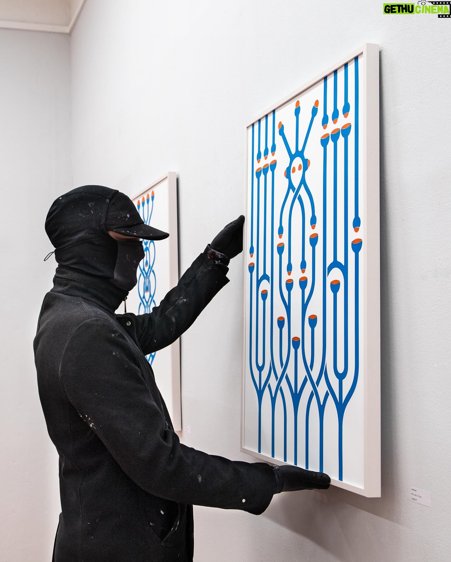 Mr. Paradox Paradise - 5.7K Likes - „Ornaments „
Visit -15.3-21.42024
Complex abstract forms
In an magnet frame
Acryl glass layers and sculptures.
————————————
@galerie.grolman /berlin📍
1,2,4,5 @nikakramer 📸
3 @hanna.sturm 📸
———————————-
#exhibition #berlin #artwork #paraglyphs