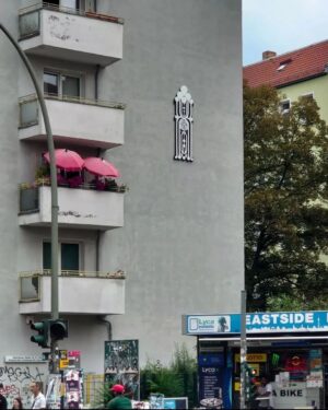 Mr. Paradox Paradise Instagram - Stolen streetart🥀.
