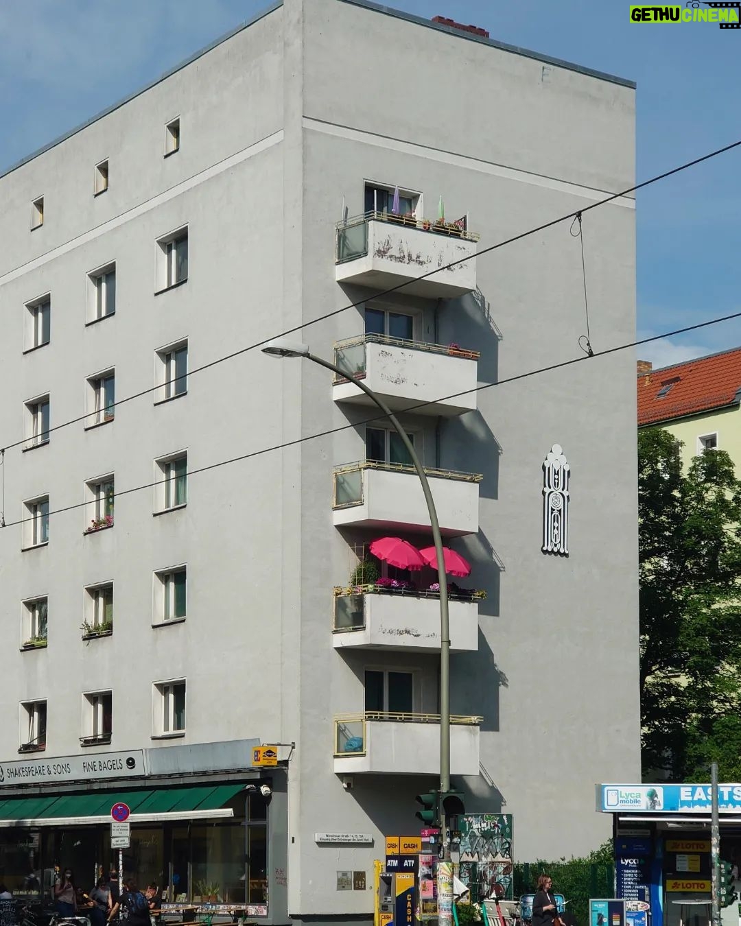 Mr. Paradox Paradise - 4.5K Likes - One of the last surviving installations❤️
Find at Grünbergerstraße Berlin
__________________________________
#streetart #installationart #sculpture