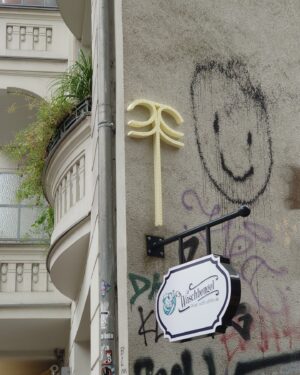 Mr. Paradox Paradise Instagram - And then came the art thief with the kebab knife ☠️ 

Paraglyphs in the form of : i -  0 -  T -  O/ all stolen.

--------------------------------------------------
#paradoxparadise #streetart #installation #artwork #graffiti #spiritualletters #paraglyphs
