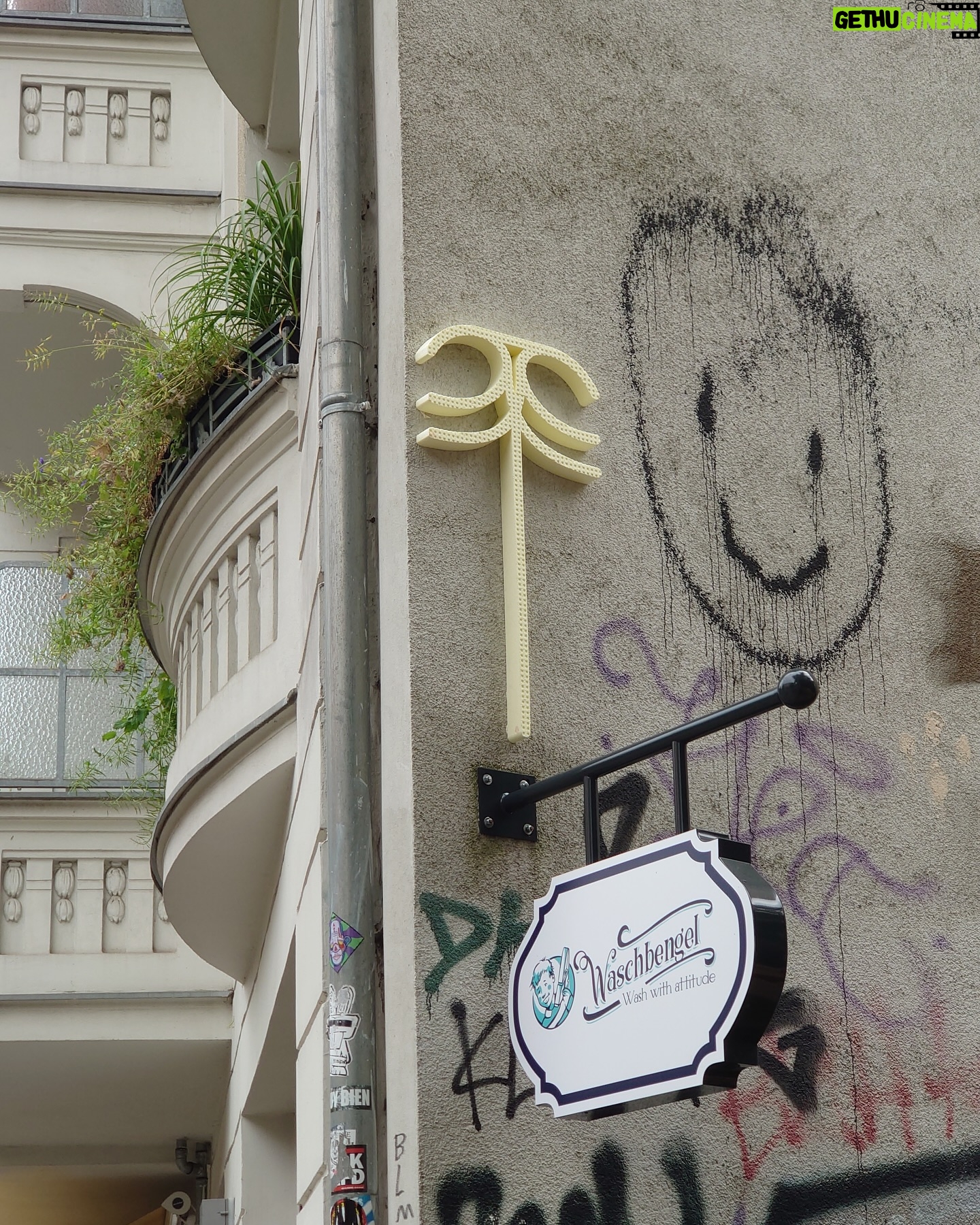 Mr. Paradox Paradise - 5.3K Likes - And then came the art thief with the kebab knife ☠️
Paraglyphs in the form of : i - 0 - T - O/ all stolen.
--------------------------------------------------
#paradoxparadise #streetart #installation #artwork #graffiti #spiritualletters #paraglyphs