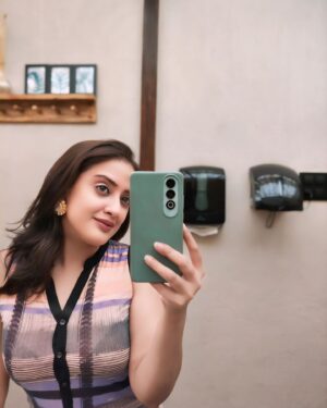 Mrinalini Chatterji Instagram - In between Work and shoot.. (Time that shall need to  Pass😉😆)

Jewellery @khushi_artificial_jewellery
@oneplus.nord 
#selfphotography  #oneplus  #oneplusnord  #nordce4  #oneplusnordce4  #beautifulphoto