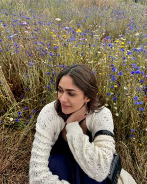 Mrunal Thakur Instagram - Dear me,

Love yourself a little bit more than yesterday. 
Make yourself a priority. 
Chase your goals. 
Be grateful for the things you have. 
Be proud of yourself. 
You are a sparkling star, you are your own rainbow. 
Celebrate yourself as always (in a lavender field)
🪻🪻🪻

#edinburgh #lavender #love