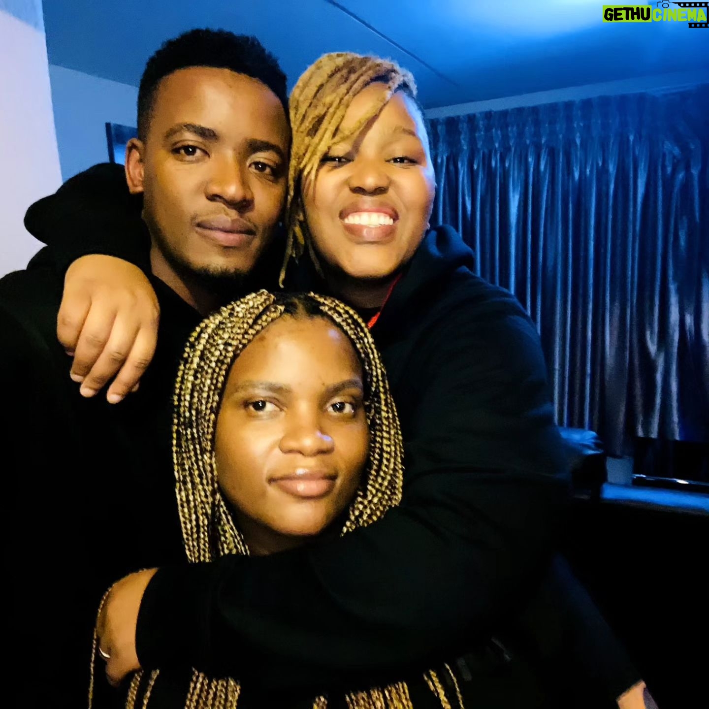 Msaki - 19K Likes - A song came out last week called 'Nozala'. We made it one night a few years ago. We look so young. We made many songs that night, some are already part of your lives. Nothing was second guessed or over laboured. Just laughter and songs. Just feeling grateful for the gift of music and these talented souls. Glad that our paths crossed so we could catch the songs between us. 🖤💫
*Also... name the band in the 1st Frame 🙃
@djkenzasa 💫 @sunelmusician 💫@ami_faku 💕
