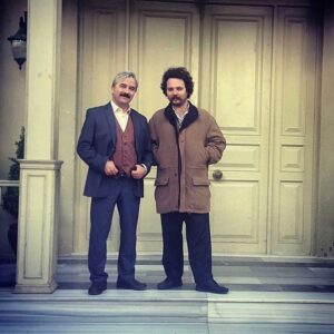 Muharrem Türkseven Instagram - Ah İstanbullu Gelin ahhh seni nasıl özliycem nasıl özliycem  bi bilsen... ❤️
Hele ki seni Nazif abi... Ahhh. Ahh.. 🙈 
O kadar çok şey öğrendim ki senden öğrettiklerine yaşattıklarına vesile olduğun herşeye çok teşekkür ederim. Hayatımın mihenk taşısın artık.
Hakkını nasıl öderim bilmem. 💐 Sen güçlü adamsın, bu ayrılık sana koymaz belki ama beni perişan etti haberin olsun. Hoşcakal güzel gülen abim. İçinden gelen o tertemiz uğultu biliyorum ki hem bana hem birçok kişiye çok şey öğretti.. En güzeli de gülmeyi öğretti. Elinden hiç bırakmadığın o kırmızı balonu bana hediye ettiğin için çok teşekkür ederim. Sana söz veriyorum o kırmızı balona o kadar iyi bakıcam ki herkes imrenecek.❤️ Çok uzatmıycam abi bitiriyorum cümleyi hazırmısın? 
Peki o zaman... Hoşcakal benim canım abim. Seni çok özliycem. ❤️🎈🎈🧿🎈🎈❤️
#hoşcakalistanbullugelin
#hoşcakalnazif