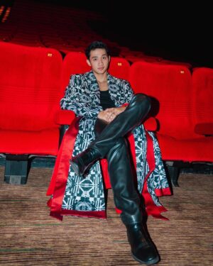 Munggaran Instagram - kuli panggul lagi ambil cuti lebaran…

Wardrobe: @khantikamdem @kamdem.official 
Stylist: @nacyaak 
Photographer: @snap.nuel 
MUA : @byeliciapj