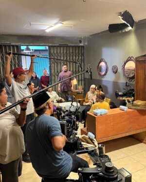 Munggaran Instagram - gue Ratman, peran gue disini tidak jauh dari gendong menggendong… yaa dari body, muka, tugas, 11/12 lah sama superman… ratman? superman?🦸‍♂️

sampai bertemu Ratman di bioskop nanti! #Comingsoon2023 #Khanzab