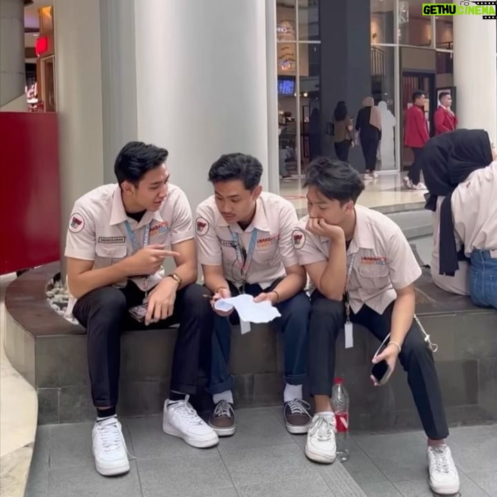 Munggaran - 176.2K Likes - pura pura kerja itu gapapa,
yang gak boleh itu pura pura sayang..