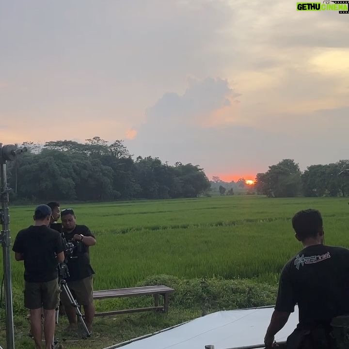 Munggaran - 26.4K Likes - gue Ratman, peran gue disini tidak jauh dari gendong menggendong… yaa dari body, muka, tugas, 11/12 lah sama superman… ratman? superman?🦸♂️
sampai bertemu Ratman di bioskop nanti! #Comingsoon2023 #Khanzab