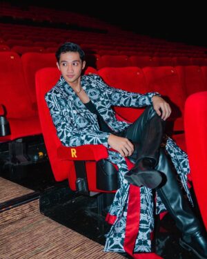Munggaran Instagram - kuli panggul lagi ambil cuti lebaran…

Wardrobe: @khantikamdem @kamdem.official 
Stylist: @nacyaak 
Photographer: @snap.nuel 
MUA : @byeliciapj