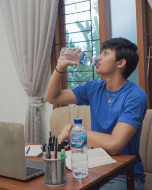Munggaran Instagram - Akhirnya back to reality nih guys! Abis liburan panjang gaboleh lupa buat semangat produktif lagi. Apalagi kalau mulainya pake #AQUADULU

Karena udah pasti kan kalau udah cukup minum, kita bisa jadi lebih semangat dan makin produktif! Udah gitu cuma AQUA yang sumber air dan mineralnya murni dan terlindungi.

Inget ya sebelum kembali beraktivitas minum #AQUADULU! @sehataqua