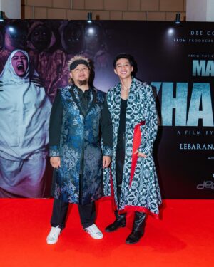 Munggaran Instagram - ‘KHANZAB’ Gala Premiere👹

Bagi saya, mimpi adalah sebuah privilege yang dimiliki setiap orang. Kita bebas bermimpi dari hal kecil sampai hal tidak mungkin sekalipun. 13 April 2023 adalah hari dimana salah satu mimpi saya terealisasikan. Film pertama saya akhirnya di putar dan di saksikan dilayar yang amat sangat besar. Tumpukan perasaan positif melekat terasa di hari itu. Saat ini hanya kata terima kasih yang bisa saya ucapkan kepada semua yang sudah percaya, mendukung, dan memberi banyak pengalaman baru untuk saya. Semoga film Khanzab ini bisa di terima baik & bisa menghibur teman teman semua.

Oh iya, tiket sudah bisa dibeli dari sekarang, Ratman tunggu di bioskop tanggal 19 April 2023 ya!

Wardrobe : @khantikamdem @kamdem.official 
Stylist: @nacyaak 
Photographer: @snap.nuel 
MUA : @byeliciapj