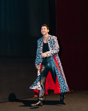 Munggaran Instagram - ‘KHANZAB’ Gala Premiere👹

Bagi saya, mimpi adalah sebuah privilege yang dimiliki setiap orang. Kita bebas bermimpi dari hal kecil sampai hal tidak mungkin sekalipun. 13 April 2023 adalah hari dimana salah satu mimpi saya terealisasikan. Film pertama saya akhirnya di putar dan di saksikan dilayar yang amat sangat besar. Tumpukan perasaan positif melekat terasa di hari itu. Saat ini hanya kata terima kasih yang bisa saya ucapkan kepada semua yang sudah percaya, mendukung, dan memberi banyak pengalaman baru untuk saya. Semoga film Khanzab ini bisa di terima baik & bisa menghibur teman teman semua.

Oh iya, tiket sudah bisa dibeli dari sekarang, Ratman tunggu di bioskop tanggal 19 April 2023 ya!

Wardrobe : @khantikamdem @kamdem.official 
Stylist: @nacyaak 
Photographer: @snap.nuel 
MUA : @byeliciapj