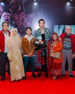Munggaran Instagram - ‘KHANZAB’ Gala Premiere👹

Bagi saya, mimpi adalah sebuah privilege yang dimiliki setiap orang. Kita bebas bermimpi dari hal kecil sampai hal tidak mungkin sekalipun. 13 April 2023 adalah hari dimana salah satu mimpi saya terealisasikan. Film pertama saya akhirnya di putar dan di saksikan dilayar yang amat sangat besar. Tumpukan perasaan positif melekat terasa di hari itu. Saat ini hanya kata terima kasih yang bisa saya ucapkan kepada semua yang sudah percaya, mendukung, dan memberi banyak pengalaman baru untuk saya. Semoga film Khanzab ini bisa di terima baik & bisa menghibur teman teman semua.

Oh iya, tiket sudah bisa dibeli dari sekarang, Ratman tunggu di bioskop tanggal 19 April 2023 ya!

Wardrobe : @khantikamdem @kamdem.official 
Stylist: @nacyaak 
Photographer: @snap.nuel 
MUA : @byeliciapj