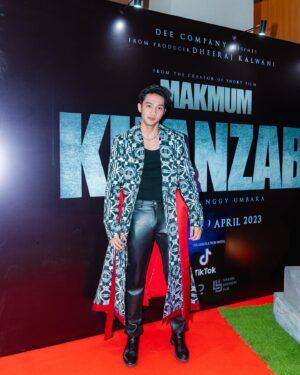 Munggaran Instagram - ‘KHANZAB’ Gala Premiere👹

Bagi saya, mimpi adalah sebuah privilege yang dimiliki setiap orang. Kita bebas bermimpi dari hal kecil sampai hal tidak mungkin sekalipun. 13 April 2023 adalah hari dimana salah satu mimpi saya terealisasikan. Film pertama saya akhirnya di putar dan di saksikan dilayar yang amat sangat besar. Tumpukan perasaan positif melekat terasa di hari itu. Saat ini hanya kata terima kasih yang bisa saya ucapkan kepada semua yang sudah percaya, mendukung, dan memberi banyak pengalaman baru untuk saya. Semoga film Khanzab ini bisa di terima baik & bisa menghibur teman teman semua.

Oh iya, tiket sudah bisa dibeli dari sekarang, Ratman tunggu di bioskop tanggal 19 April 2023 ya!

Wardrobe : @khantikamdem @kamdem.official 
Stylist: @nacyaak 
Photographer: @snap.nuel 
MUA : @byeliciapj