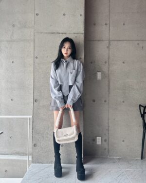 Murase Sae Instagram - #dailylook

展示会に向けて今日からAW新作紹介していこっと〜🦊♡
8月の新作、お気に入りいっぱい😆！

👔Blue/Gray▶︎8/16
👜Ivory/Brown▶︎8/16

SSでも人気だったショートシャツがAWでも登場！
AWではネクタイを付けて、前回より丈も伸ばしたのでコーデが組みやすくなりました😻🤍
このシャツの生地が、光沢感があってツルツルしててめちゃ可愛いの！

展示会では試着もできるので、ぜひ手に取って見てみてね🫶🏻
前回も投稿したムートンバッグはアイボリーも🐏💕

ま、迷う。。。
@andgeebee_official 
#fashion #ootd #AW #ANDGEEBEE
