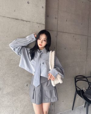 Murase Sae Instagram - #dailylook

展示会に向けて今日からAW新作紹介していこっと〜🦊♡
8月の新作、お気に入りいっぱい😆！

👔Blue/Gray▶︎8/16
👜Ivory/Brown▶︎8/16

SSでも人気だったショートシャツがAWでも登場！
AWではネクタイを付けて、前回より丈も伸ばしたのでコーデが組みやすくなりました😻🤍
このシャツの生地が、光沢感があってツルツルしててめちゃ可愛いの！

展示会では試着もできるので、ぜひ手に取って見てみてね🫶🏻
前回も投稿したムートンバッグはアイボリーも🐏💕

ま、迷う。。。
@andgeebee_official 
#fashion #ootd #AW #ANDGEEBEE