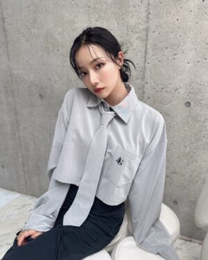 Murase Sae Instagram - #dailylook

展示会に向けて今日からAW新作紹介していこっと〜🦊♡
8月の新作、お気に入りいっぱい😆！

👔Blue/Gray▶︎8/16
👜Ivory/Brown▶︎8/16

SSでも人気だったショートシャツがAWでも登場！
AWではネクタイを付けて、前回より丈も伸ばしたのでコーデが組みやすくなりました😻🤍
このシャツの生地が、光沢感があってツルツルしててめちゃ可愛いの！

展示会では試着もできるので、ぜひ手に取って見てみてね🫶🏻
前回も投稿したムートンバッグはアイボリーも🐏💕

ま、迷う。。。
@andgeebee_official 
#fashion #ootd #AW #ANDGEEBEE