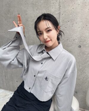 Murase Sae Instagram - #dailylook

展示会に向けて今日からAW新作紹介していこっと〜🦊♡
8月の新作、お気に入りいっぱい😆！

👔Blue/Gray▶︎8/16
👜Ivory/Brown▶︎8/16

SSでも人気だったショートシャツがAWでも登場！
AWではネクタイを付けて、前回より丈も伸ばしたのでコーデが組みやすくなりました😻🤍
このシャツの生地が、光沢感があってツルツルしててめちゃ可愛いの！

展示会では試着もできるので、ぜひ手に取って見てみてね🫶🏻
前回も投稿したムートンバッグはアイボリーも🐏💕

ま、迷う。。。
@andgeebee_official 
#fashion #ootd #AW #ANDGEEBEE