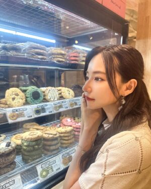 Murase Sae Instagram - #dailylook

Would you like Cookie..??🍪💕

来週入る新作のトップスは、ダイヤパターンのデザインにビジュー付きで可愛いの!!😻💎
tops▶︎8/9 White/Gray
@andgeebee_official
#fashion #ootd #cafe #ANDGEEBEE #쿠키 #🍪