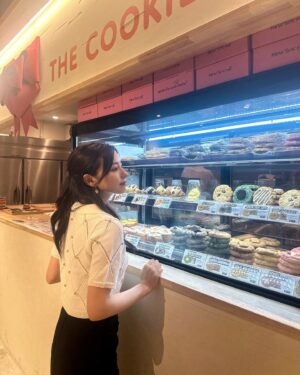 Murase Sae Instagram - #dailylook

Would you like Cookie..??🍪💕

来週入る新作のトップスは、ダイヤパターンのデザインにビジュー付きで可愛いの!!😻💎
tops▶︎8/9 White/Gray
@andgeebee_official
#fashion #ootd #cafe #ANDGEEBEE #쿠키 #🍪