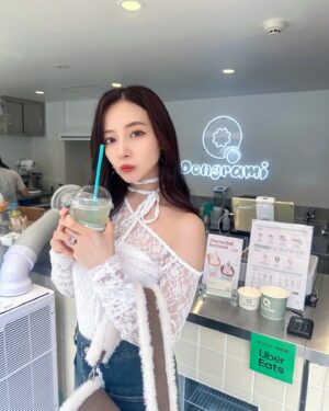 Murase Sae Instagram - #dailylook
会議、無事終了😛✌🏻
8月は新作が豊富です!!!!!お楽しみにっ😉🤍
@andgeebee_official
tops▶︎8/23
denim▶︎8/9
bag▶︎8/16
ムートンバッグが登場🧸👜❤️もうAW〜😳🫶🏻
#fashion #ootd #ANDGEEBEE #AW