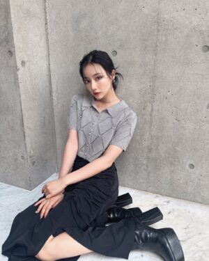 Murase Sae Instagram - #dailylook

8月の新作ニット🩶🤍
太陽に当たると糸に入ったラメがキラキラ光るの😸🎆

襟付きのお上品なデザインが好み!!!
grayとってもお気に入り〜😻
8月品番は展示会にも並びます◎

Knit▶︎8/9 gray/ivory
@andgeebee_official 

みんなが最近好きな色は何色〜？😮