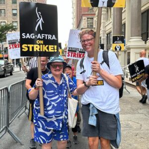 Murray Hill Instagram - We 💯 support the union 🪧✊🏼 We really want to get back to Showbiz!! On the line with my bro @boomboomhiller 👋🏼 @karenhuieactor 🎭 @sagaftra @wgaeast #sagaftrastrong #hotstrikesummer #faircontractnow 📷 @adam.pally