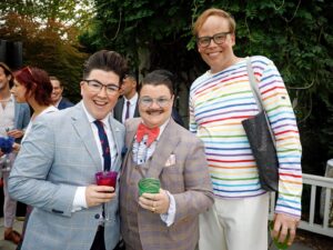 Murray Hill Instagram - TY Madam @vp @kamalaharris for inviting us to your home for #pridemonth @glaad & VP reminding us this is a coalition and it's time to roll-up our sleeves and fight for #equality #prideispatriotism 🏳️‍🌈 🏳️‍⚧️ My pal on and off TV @boomboomhiller was reppin' too! The Tony winner @thealexnewell  sang and as her norm, brought the house down. Great night for the community 🌈TY @hbo #SomebodySomewhere @Hulu #DragMeTonDinner @sechelpr #PrideNeverStops
.
Suit: @sharpe.haus 
Ruffles: @cegonyc