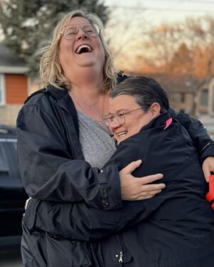 Murray Hill Instagram - Who's my baby gul? She's right here and it's her special day! 🎉 HBD 🎂 @bridgeteverett # 1 🎈Love ya NH YH 🏳️‍🌈 This pic is from last day of shooting season 3 of #SomebodySomewhere @hbo #hugs #ddhd 📷 @shanahaganasc
