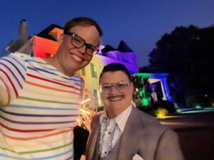 Murray Hill Instagram - TY Madam @vp @kamalaharris for inviting us to your home for #pridemonth @glaad & VP reminding us this is a coalition and it's time to roll-up our sleeves and fight for #equality #prideispatriotism 🏳️‍🌈 🏳️‍⚧️ My pal on and off TV @boomboomhiller was reppin' too! The Tony winner @thealexnewell  sang and as her norm, brought the house down. Great night for the community 🌈TY @hbo #SomebodySomewhere @Hulu #DragMeTonDinner @sechelpr #PrideNeverStops
.
Suit: @sharpe.haus 
Ruffles: @cegonyc