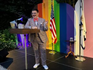 Murray Hill Instagram - TY Madam @vp @kamalaharris for inviting us to your home for #pridemonth @glaad & VP reminding us this is a coalition and it's time to roll-up our sleeves and fight for #equality #prideispatriotism 🏳️‍🌈 🏳️‍⚧️ My pal on and off TV @boomboomhiller was reppin' too! The Tony winner @thealexnewell  sang and as her norm, brought the house down. Great night for the community 🌈TY @hbo #SomebodySomewhere @Hulu #DragMeTonDinner @sechelpr #PrideNeverStops
.
Suit: @sharpe.haus 
Ruffles: @cegonyc