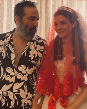 Mustafa Üstündağ Instagram - Yuvanız birlik olsun güzel kızım;
Sofranız israfsız olsun güzel kızım.
Dayın olarak senden razıyım,
Yüce Allah senden razı olsun.