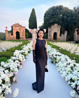 Myolie Wu Instagram - A wonderful opportunity to get away and pak tor 拍拖 with hubby as we attend our friends’ stunning wedding in Tuscany.
We look forward to many more friends getting married so we can do it more! 🥰♥️👰🏻🤵🏻
@karena_ngs @brian_sph @hakkaphil 
#tuscany #wedding 
👗💍👜 @givenchy #givenchy
