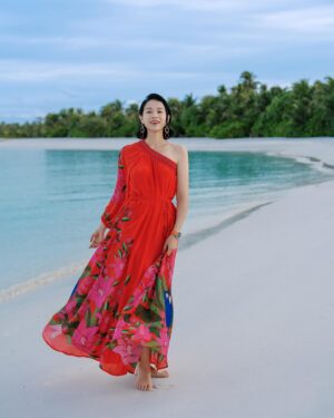 Myolie Wu Instagram - Anywhere can be a great background here!! 📸❤️🌴
Black dress: @poloralphlauren #ralphlaurenhk 
Red dress: @farmrio 
Navy dress: @poloralphlauren #ralphlaurenhk 
White dress: @michaellosordo 
@patinamaldives #patinamaldives 
@travelchannelhongkong
#snapphotostudiomaldives