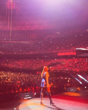 Myriam Hernández Instagram - Aún no puedo creer la hermosa noche que vivimos el día de ayer 🤍 mi corazón no da más de felicidad por todo el amor que me brindaron en cada canción que cantamos juntos!!
Gracias infinitas por ser parte de #invencibleworldtour 🇨🇱😘

📸 @fernando.fotografias 
Styling @loreheviabravo 
Maquillaje @pupi.beauty 
Cabello @cotte.burgosg 
Asistente fotografía @weffphoto