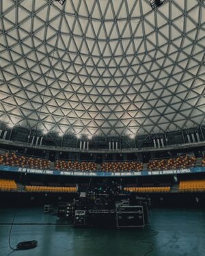 Myriam Hernández Instagram - Solo quedan unas horas para reencontrarnos esta noche y cantar con todo el corazón nuestras canciones en #invencibleworldtour 🤍😘

📸 @fernando.fotografias