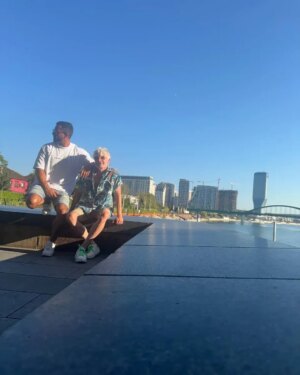 Nacho Guerreros Instagram - La canícula es mucho más placentera paseando con súper @diego_naturfitness por el Danubio 🌞
Agosto caluroso hasta en la Europa del Este...
Feliz lunes 💫