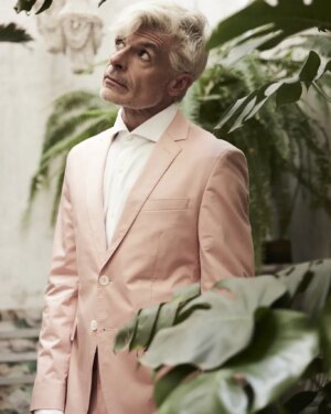 Nacho Guerreros Instagram - El rosa era un color unisex en el s. XVIII, durante el rococó. Los avances en temas de tintes permitieron ampliar la gama de colores, pasando de los tonos más vivos de los pigmentos naturales a otros pastel, más tratados e innovadores... 
Pues eso, viva el rosa y felices fiestas de LA PALOMA a todos los madrileños y madrileñas.

Fotos: @juanjomolinaphotographer
Traje rosa y camisa: @boss
Estilismo: @franlarranaga_oficial 
Makeup: @lewisamarante 
Espacio: @labrocanterie