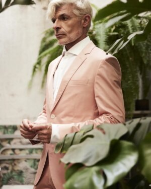 Nacho Guerreros Instagram - El rosa era un color unisex en el s. XVIII, durante el rococó. Los avances en temas de tintes permitieron ampliar la gama de colores, pasando de los tonos más vivos de los pigmentos naturales a otros pastel, más tratados e innovadores... 
Pues eso, viva el rosa y felices fiestas de LA PALOMA a todos los madrileños y madrileñas.

Fotos: @juanjomolinaphotographer
Traje rosa y camisa: @boss
Estilismo: @franlarranaga_oficial 
Makeup: @lewisamarante 
Espacio: @labrocanterie